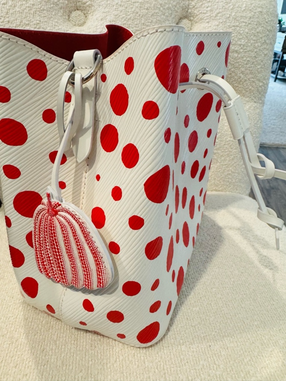 Louis Vuitton x Yayoi Kusama NeoNoe BB bag in White and Red Epi Leather - Picture 2 of 2